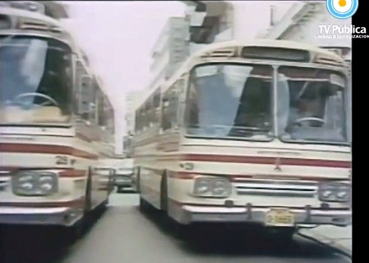 Magirus-Deutz - A y L Decaroli
Imagen editada de un video de la Televisión Pública
Colección: Gamba 28x40
Palabras clave: Gamba / Larga