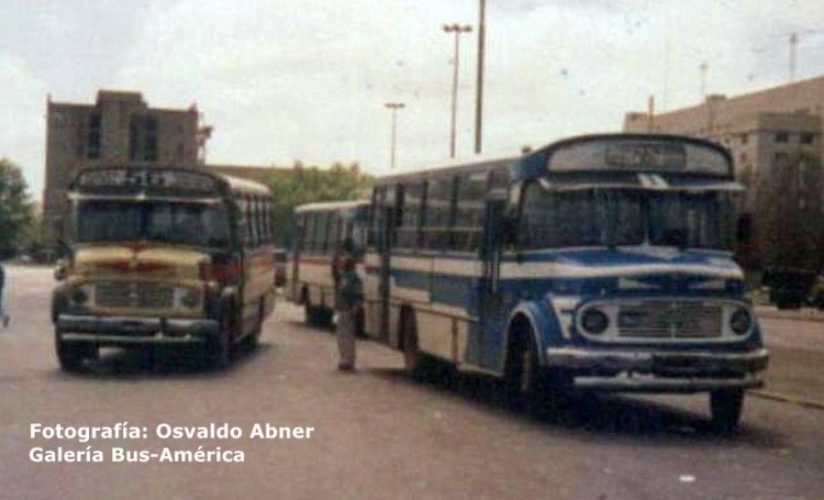 Mercedes-Benz LO 1114 - La Favorita - Fournier
Línea 56
Aquí se ve un momento de transición en la línea 56, hay un coche con el esquema de colores de su nueva prestataria, y el otro con los colores tradicionales, hasta ese momento
Pero más allá de lo interesante de la imagen, vaya nuestro pesar por el hecho ocurrido hoy, donde un chico que hacía sus primeras vueltas sobre un colectivo, perdió su vida a manos de unos delincuentes.

Fotografía: Osvaldo Abner
Gestión: Pablo Olguín 
Palabras clave: Gamba / 56