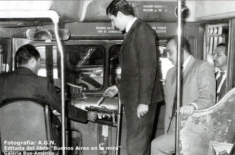 G.M.C. TDH 3207 (en Argentina)
Imagen del interior de un ómnibus, la cual fue tomada en 1961 con motivo de la transferencia de las prestaciones a manos privadas.
Si bien se trata de una puesta en escena, probablemente dentro de un garaje, alude a la eliminación del guarda, a partir de aquí y por muchos años, el chofer se encargaría de varias tareas, manejar y cobrar los boletos, hasta la aparición , en 1994, de las máquinas validadoras de monedas.

Fotografía: Archivo General de la Nación
Editada del libro: "Buenos Aires en la mira" de Daniel Balmaceda
Colección: Gamba 28x40
(Vista interior de la unidad)
Palabras clave: Gamba / TBA
