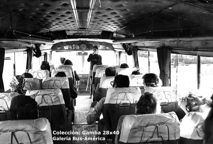 Magirus-Deutz - A y L Decaroli - Buenos Aires Tur
Interno 1
Vista interior de un coche de la década del 60
Varios hemos visto esos soportes de revistas, con el logo de Magirus-Deutz

Fotografía: Autor desconocido
Colección: Gamba 28x40
Palabras clave: Gamba / Larga