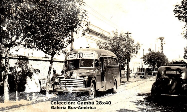 Chevrolet (G.M.C.) - El Cóndor - Gral José De San Martín
69-292
Provincia de Buenos Aires
Línea 19 - Interno 18
Línea que mutó de numeración hasta llegar a nuestros días, luego del 19, 221 por breve tiempo, finalmente 161.
Probablemente en la ciudad de San Martín, luego de atravesar el PAN del Ferrocarril Mitre, se divisa el cartel del Cine Moreno.

Fotografía: Autor desconocido
Colección: Gamba 28x40
Palabras clave: Gamba / 19