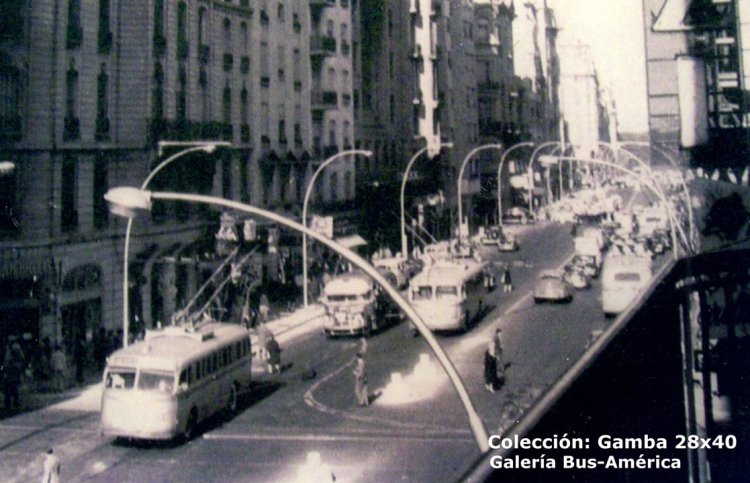 Mercedes-Benz O-6600 T (en Argentina)
Probablemente imagen de la Av Santa Fé, se divisan varios trolebuses Mercedes-Benz, los cuales pueden pertenecer a la Cooperativa Centenario

Fotografía: Autor desconocido
Colección: Gamba 28x40
Palabras clave: Gamba / O-6600