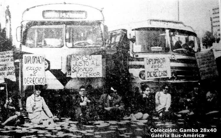 Mercedes-Benz O-321 H - Mercedes-Benz - Rastreador Fournier
Línea 129
La imagen reúne dos líneas de ómnibus operadas por una misma empresa, Rastreador Fournier, que operaba su línea madre 406, luego 86. Tanto la 129 como la 142, ambas en la foto, fueron incorporadas a la nombrada, perdiendo así su número original
(Datos de derecha a izquierda)

Fotografía extraída de una nota periodística
Colección: Gamba 28x40  
Palabras clave: Gamba / 129