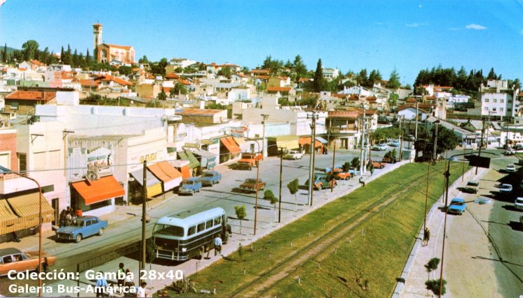 Bedford J6LZ1 - El Detalle
Panorámica de la ciudad de La Falda, junto al tendido ferroviario un colectivo. ¿Será un local de esa ciudad?

Copia de una tarjeta postal
Colección: Gamba 28x40
Palabras clave: Gamba / CBA