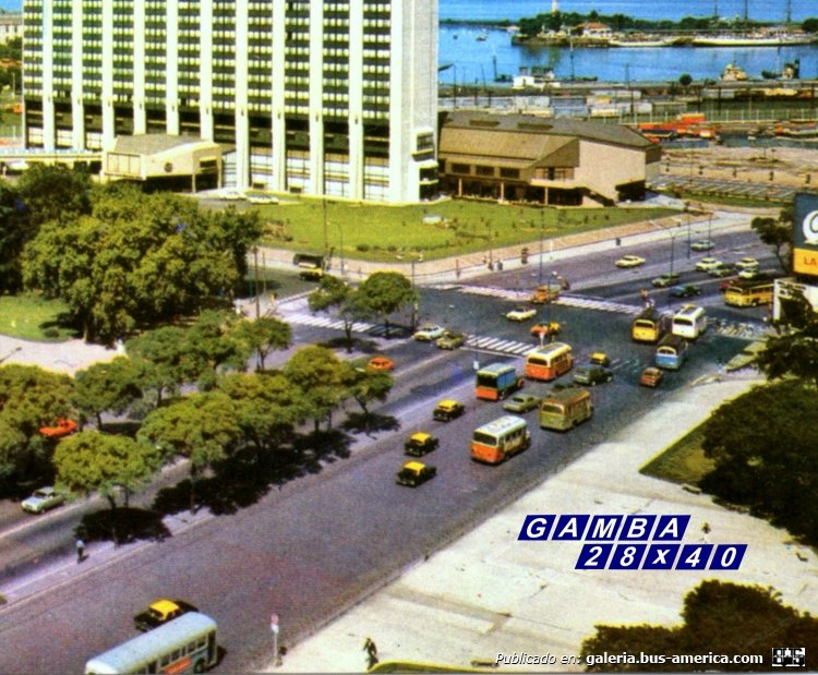 Chevrolet (G.M.A.) - Serra - Transportes Floresta
Línea 5
Curiosamente casi todas las líneas que se ven en la foto, están en manos de una que también ésta, la 28 D.O.T.A., se escapan dos 56, un 50 y un 6, va a doblar hacia Retiro un coche de T.A.R.S.A., el único que zafó es el de la línea 26, un Leyland Royal Tiger.

Fotografía: Recorte de una tarjeta postal
Colección: Gamba 28x40
Palabras clave: Gamba / 5