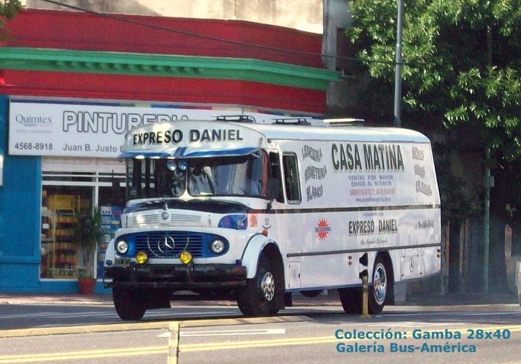 Mercedes-Benz LO 1114 - San Juan - Particular
B 2084821 - WII 873
Hay foto de este coche de hace poco tiempo, en esta se lo ve mejorado, lo pintaron y le agregaron algunos ornamentos

Colección: Gamba 28x40

http://galeria.bus-america.com/displayimage.php?pid=26357
Palabras clave: Gamba / Furgón