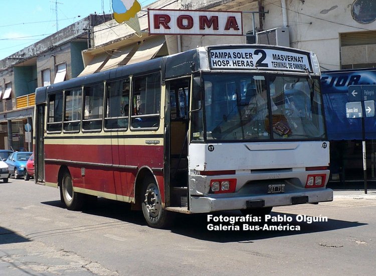 Mercedes-Benz OF 1215 - BUS 
TAT 718
Línea 2 - Interno 17
Días pasados vimos este coche al servicio de otra
línea urbana de Concordia. Aún hay alguna imagen
con otro número de línea

Fotografía: Pablo Olguín

http://galeria.bus-america.com/displayimage.php?pos=-29010
Palabras clave: Gamba / 2