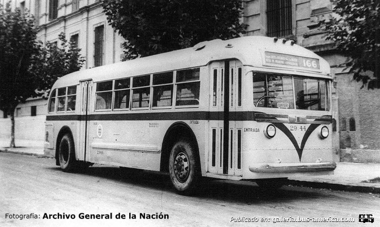 Yellow Coach 740 (en Argentina) - T.B.A.
Línea 166 - Interno 2944
Un modelo de corta duración en nuestro medio

Fotografía: Archivo General de la Nación
Palabras clave: Gamba / 166