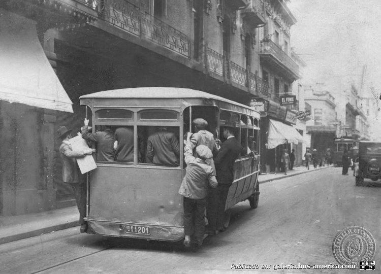 Daneri
11201
Corriendose hacia adelante, por favor.....

Fotografía: Caras y Caretas
Publicada en el Facebook "Archivo General de la Nación"
Palabras clave: Gamba / omn