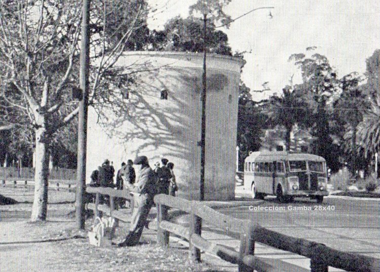 Berliet PCK-8R (en Argentina) - T.B.A. 
Línea 114
Vista de un sector de la General Paz

Foto editada del libro "Buenos Aires"
Palabras clave: Gamba / 114