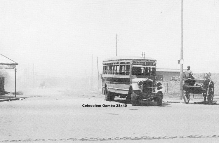 White - Daneri - La Reconquista
[url=https://bus-america.com/galeria/displayimage.php?pid=67501]https://bus-america.com/galeria/displayimage.php?pid=67501[/url]

Línea 44 (Buenos Aires)

Fotografía tomada en el bajo Flores

Foto: Horacio Coppola
Editada del libro "Viejo Buenos Aires Adios"
Palabras clave: Gamba / 44