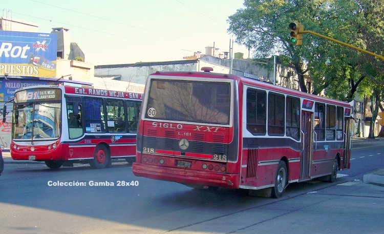 Mercedes-Benz OH 1621 L - ALASA - Siglo XXI
CRE 888
Línea 181 - Interno 218
Dos que ya no son, el 218 fue dado de baja, sin reemplazo, y el 238, renumerado 219
(Datos de derecha a izquierda)
Palabras clave: Gamba / 181