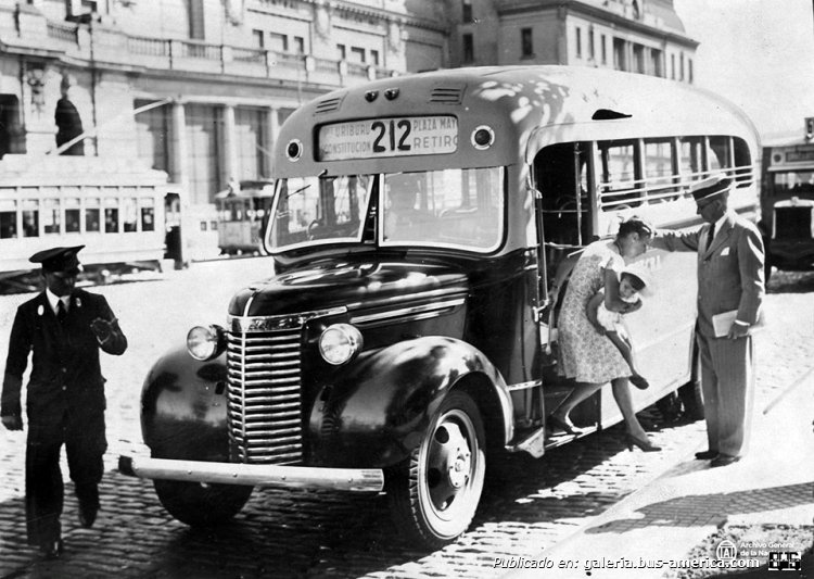 Chevrolet (G.M.C.) - A y A Rusca - C.T.C.B.A.
Línea 212 (Municipal de la Ciudad de Buenos Aires - Luego 208, hoy 28)

Fotografía: Archivo General de la Nación
Palabras clave: Gamba / 28