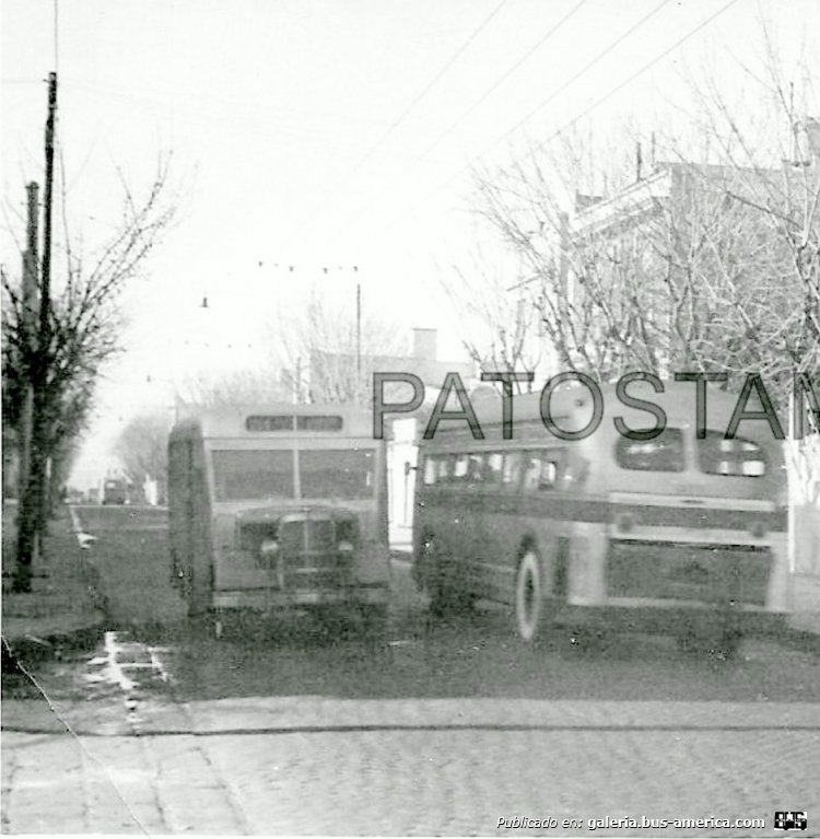 Bedford OB - GM (ensamblada en Argentina) - TBA
Tres sistemas de transporte en la imagen
El colectivo, al cual tomo como protagonista, el ómnibus y bien atrás un trolebús
La foto corresponde a la Av Mariano Acosta cruce con Gregorio de Laferrere
Las líneas a determinar, el trolebús seguramente de la línea 314, el ómnibus posiblemente de la línea 129, un Mack C-41

Fotografía: Autor desconocido

Palabras clave: Gamba / 129