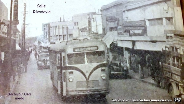 Southern Coach F 31 (en Argentina) - San Juan
Línea 46 (municipal de San Juan) - Interno 8

Fotografía: Autor desconocido
Colección: Santiago Carlos Cerimedo Mazzara‎
Publicada en el grupo de Facebook: "San Juan Antiguo"
Palabras clave: Gamba / SJ