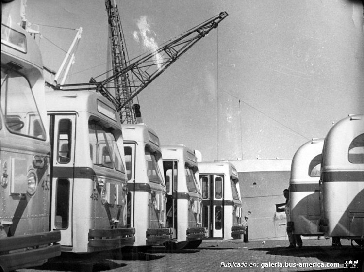 Leyland Olympic - M.C.W. (en Argentina) - C.A.T.A.
Por numeración, destino Córdoba

Fotografía: Archivo General de la Nación
Gentileza: REMVS
