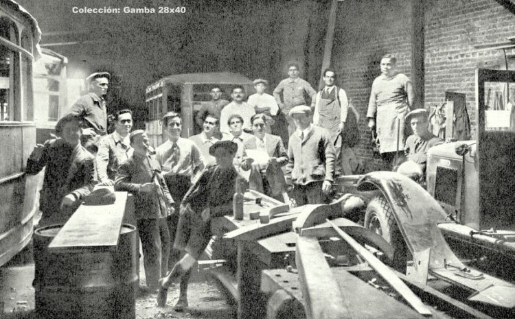 Fábrica Andreolli y D'Alessandro en 1935 (decía 1930)
Imagen extraída de un artículo periodístico, sobre la industria carrocera,
donde se menciona a esta fábrica, como la primera del país. Supongo lo
hace, haciendo mención a las del interior

Foto: carrocerías Andreolli (album carrocerías Andreolli y D´Alessandro)
Publicada en revista: Parabrisas
Colección: Gamba 28x40

Para ver esta fotografía hacer clic: [url=https://bus-america.com/galeria/albums/userpics/16073/Andreolli_y_D%C2%B4alessandro.JPG]ACA[/url]

Palabras clave: Gamba / AnyDa