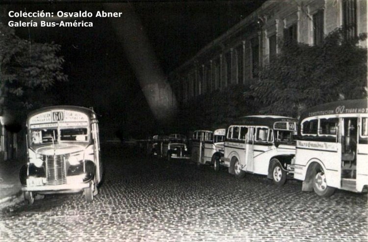 Chevrolet (G.M.C.) - La Industria - Micro Ómnibus Norte
Línea 60
Se aprecia un coche carrozado por El Trébol (derecha cortado), detrás de este posiblemente un Fortunato Francone, chasis desconocido por mí. El de la izquierda, puede ser La Maravilla 
(Datos de izquierda a derecha y de adelante hacia atrás]

Archivo: Osvaldo Abner
Gestión: Pablo Olguín
Palabras clave: Gamba / 60