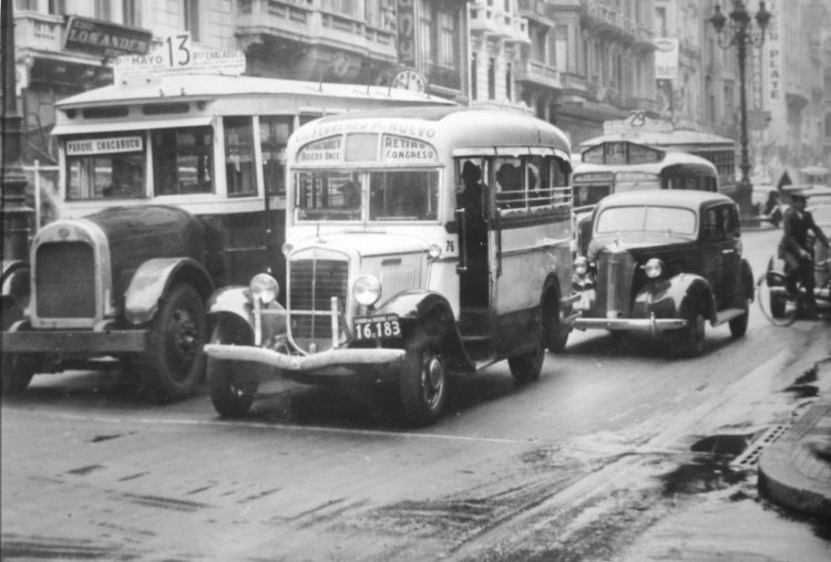 International - El Trébol - Línea 7
Línea 7 (Buenos Aires) - Interno 77
Imagen de la avenida De Mayo, 1937/38
Se puede apreciar, en la imagen, dos ómnibus, líneas 13 y 29, y un colectivo
línea 64

Foto: Archivo General de la Nación
Palabras clave: Gamba / 7