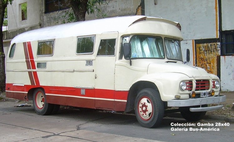 Bedford J6LZ1 - El Detalle - Motorhome
C 198058 - XKE 141
Este modelo no fue muy común de ver, se cree que solo fueron adquiridos por la extinta C.O.P.L.A., algunos trabajaron efímeramente en otras líneas, pero la ley de los 10 años los dejó fuera de su tarea

Colección: Gamba 28x40

http://galeria.bus-america.com/displayimage.php?pid=33234
Palabras clave: Gamba / MH