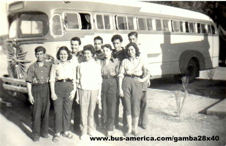 Ómnibus con una parrilla muy particular
Ómnibus frontal carrozado por El Trébol
Foto: Autor desconocido
Colección: Gamba 28x40
Palabras clave: Gamba / Front