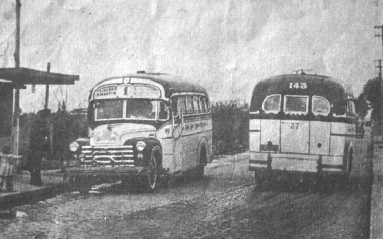 Chevrolet Loadmaster (1947-1953) - La Maravilla - General Manuel Belgrano
Línea 1 (Luego 37, hoy 237) - Interno 31 [izquierda]

Línea 143 (Prov. Buenos Aires) - interno 37 [derecha]

[Datos de izquierda a derecha]

Foto: Autor y publicación desconocida
Archivo: Osvaldo Abner
Gestión: Pablo Olguín


Para ver este archivo haga click: [url=https://galeria.bus-america.com/albums/userpics/16073/IMG36_(1).JPG]ACA[/url]
Palabras clave: Gamba / 1