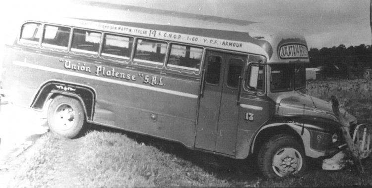 Bedford J6LZ1 - Agosti - Unión Platense
http://galeria.bus-america.com/displayimage.php?pos=-24855
Línea 14 - Interno 13

Foto: Autor desconocido
Colección: Gustavo Del Manzo
Archivo: Osvaldo Abner
Gestión: Pablo Olguín

Los invito a conocer la historia de esta carrocería en:
[url=https://www.bus-america.com/ARcarrocerias/Agosti/Agosti-histo.php]Historia de Carpitnería y Carrocería A. y C. Agosti[/url]
Palabras clave: Gamba / 14