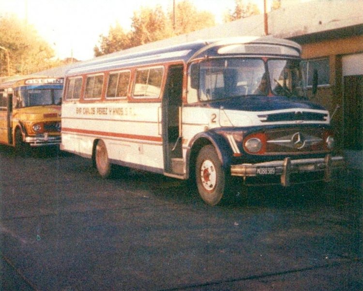 Mercedes-Benz LO 1112 - Colonnese - Carlos Pérez y Hnos 
M 088389
[url=http://galeria.bus-america.com/displayimage.php?pos=-25210]http://galeria.bus-america.com/displayimage.php?pos=-25210[/url]
[url=http://galeria.bus-america.com/displayimage.php?pos=-36082]http://galeria.bus-america.com/displayimage.php?pos=-36082[/url]


Interno 2
[Datos de adelante hacia atrás]

Fotografía: Osvaldo Abner
Gestión: Pablo Olguín

Para conocer mas sobre esta carrocería acceda a:
[url=http://www.bus-america.com/ARcarrocerias/Colonnese/Colonnese-historia.htm] revista.bus-america.com Carrocerías COLONNESE
[/url]
Palabras clave: Gamba / Mza