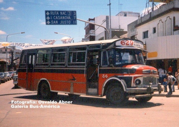 Mercedes-Benz LO 1114 - San Miguel - El Progreso
Línea 629 - Interno 36
Se aprecia el pasado de este coche, en su esquema de colores, la fallida línea 108, La Nueva Unión

Fotografía: Osvaldo Abner
Gestión: Pablo Olguín
Palabras clave: Gamba / 629