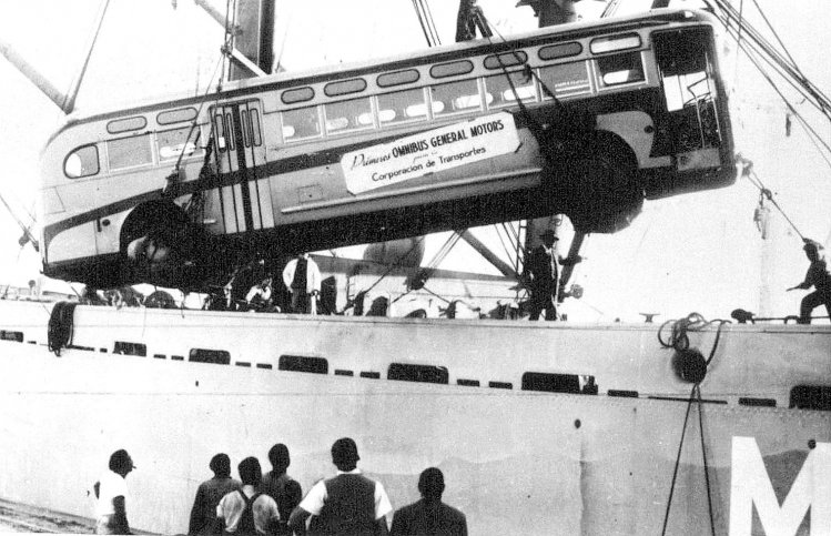 G.M.C. TDH 4008 (en Argentina) - C.T.C.B.A.
Desembarco de los primeros ómnibus G.M.C. , adquiridos por la Corporación

Foto: ¿AGN?
Archivo: Osvaldo Abner 
Gestión: Pablo Olguín
Palabras clave: Gamba / GMC