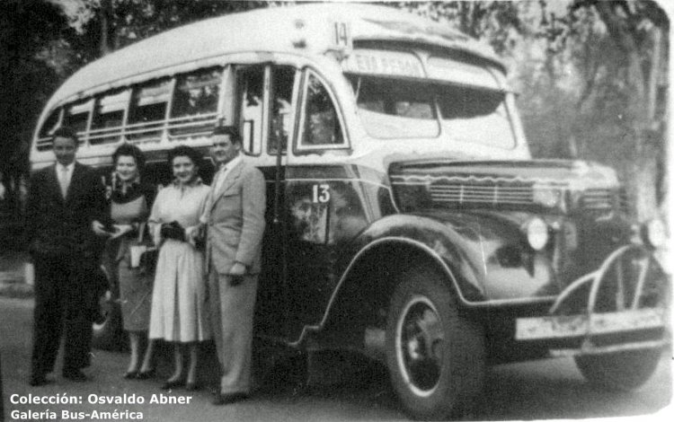 Ford - Agosti - Unión Platense
Línea 14 (Pdo. La Plata) - Interno 13

Fotografía: familia Benazzi
Archivo: Osvaldo Abner
Gestión: Pablo Olguín

Los invito a conocer la historia de esta carrocería en:
[url=https://www.bus-america.com/ARcarrocerias/Agosti/Agosti-histo.php]Historia de Carpitnería y Carrocería A. y C. Agosti[/url]
Palabras clave: Gamba / 14