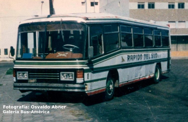 Mercedes-Benz O-140 - Rápido Del Sud
B 1086073
Interno 1
Antigua unidad que ha recibido una reforma, para actualizar su diseño

Fotografía: Osvaldo Abner
Gestión: Pablo Olguín
Palabras clave: Gamba / Larga