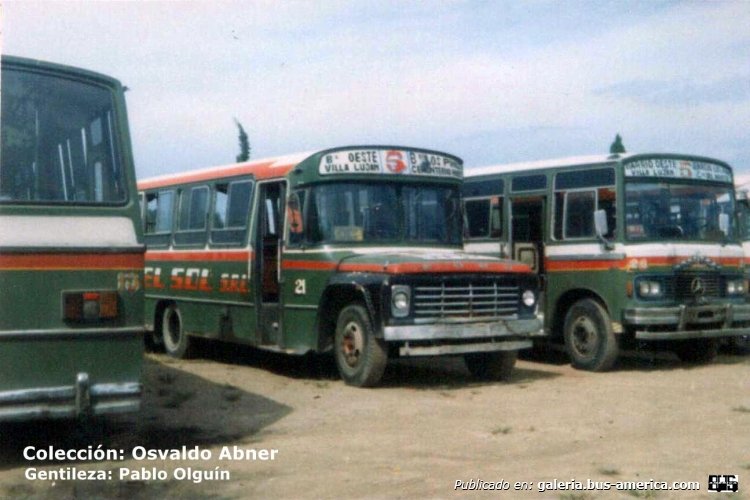 Ford (F.M.A.) - Vaccaro - El Sol
Línea 5 - Interno 21

Fotografía: Carlos Adolfo Wallberg
Archivo: Osvaldo Abner
Gestión: Pablo Olguín

Se puede conocer la historia de estos diseños de carrocerías Vaccaro en: http://www.busarg.com.ar/modelos_vac.htm
Palabras clave: Gamba / Tucu