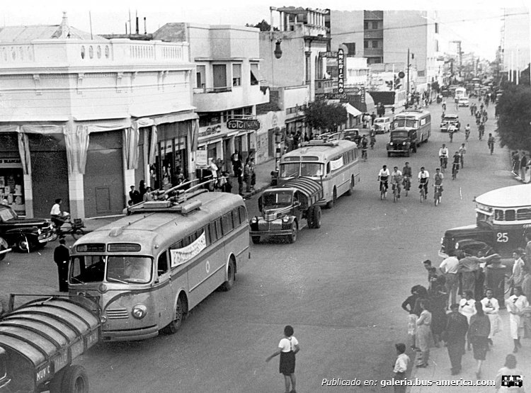 Mercedes-Benz O-6600 T (en Argentina) 
Foto: Diario La Nueva Provincia [Bahía Blanca]
Colección: MARCELO SALGADO
Gestión de la imágen original: Pablo Olguín

Noviembre de 1954. Tirados por camiones municipales, llegan desde Buenos Aires los diez trolebuses Mercedes Benz comprados por Norberto Arecco. Estacionados en los corralones de calle Brickman, nunca lograron ser puestos en marcha. Los remató el intendente Luis Esandi en 1967.
Palabras clave: Gamba / TBA