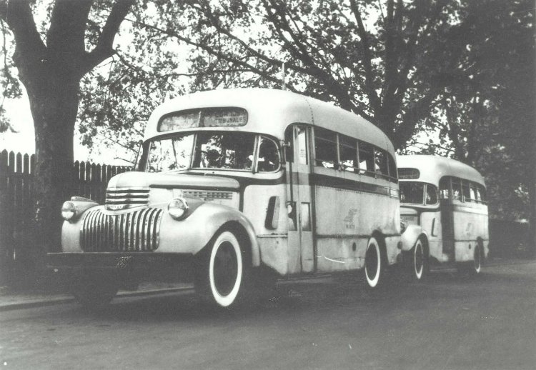 Chevrolet - Costa Rica - C.T.C.B.A.
Línea 11 - Interno M 475
Esta línea fue la predecesora de la 119, aquí vemos dos coches, haciendo
espera, probablemente en las cercanías de la estación Versailles

Foto: Autor desconocido
Colección: Sergio Ruiz Díaz
Archivo: Osvaldo Abner
Gestión: Pablo Olguín
Palabras clave: Gamba / 11