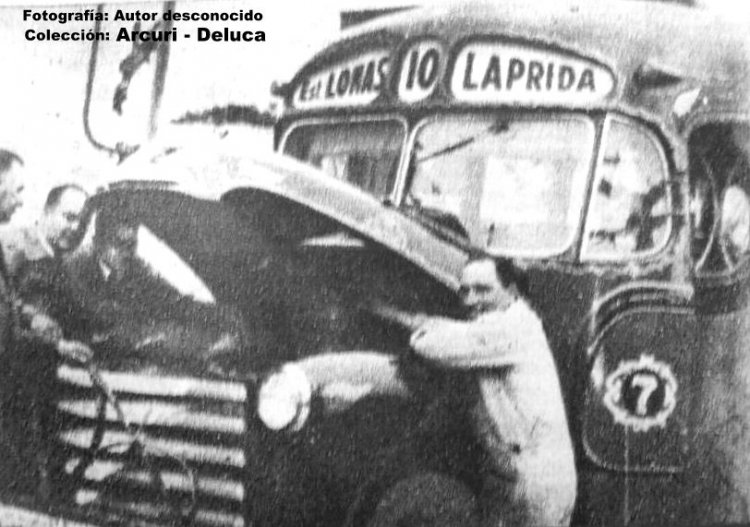 Chevrolet 1947-1953
Ver la rara forma del cinturón, de esta carrocería
Foto de una nota periodistica
Gentileza:  J Arcuri - A A Deluca
Palabras clave: Gamba / 10