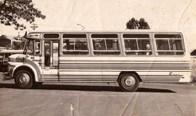 Mercedes-Benz  LO 1114 - Suyai S.MB.LO1114/483-001 - Trans. Casals
Foto Familia Casals - Extraída del Facebook Norte Bus

Para conocer la históra de estos modelos de carrocerías Suyai, puede vistar:
http://www.bus-america.com/ARcarrocerias/Suyai/Suyai-historia1.htm
Palabras clave: Gamba / Suyai