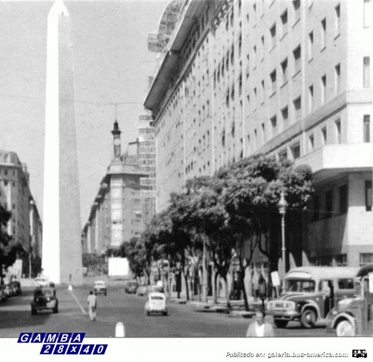 Bedford (G.M.A.) - El Trébol
La imagen estaba coloreada, fue pasada a blanco y negro para poder apreciarla mejor. 
Planteo la duda sobre línea-empresa pues los colores correspondían a los enunciados en la descripción

Fotografía recorte de una tarjeta postal
Colección: Gamba 28x40
Palabras clave: Gamba / 267