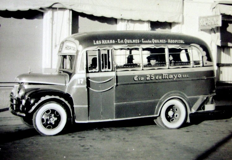 Studebaker - La Favorita - Cía 25 De Mayo
Línea 2 - Interno 17

Imagen extraída de www. ebay.com

http://galeria.bus-america.com/displayimage.php?pid=33033
Palabras clave: Gamba / 2