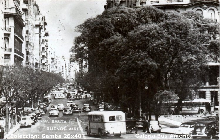 Bedford OB - GM (ensamblada en Argentina) - Línea 270
Imagen tomada en el último lustro de la década del 50, se aprecian sendos Bedford OB, el más alejado se apresta tomar por Suipacha y el más cercano parece pertenecer a la misma línea, la cual tuvo varios en sus filas, ambos difieren en su esquema de colores, conservando el último los de T.B.A.
También dos trolebuses, de frente un Westram y a derecha un Mercedes-Benz, al servicio de la línea 303, aún en manos de T.B.A.

Copia de una tarjeta postal
Colección: Gamba 28x40
Palabras clave: Gamba / 270