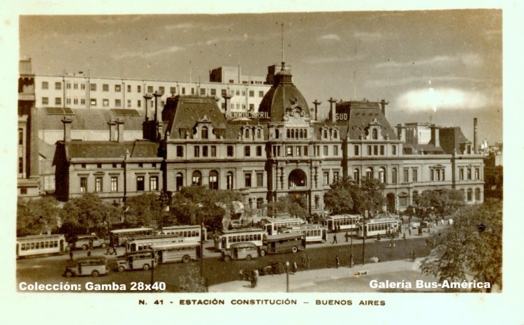 Estación Constitución
Vista panorámica de principios de la década del 40.
Se aprecian variedad de colectivos, ómnibus y tranvías

Reproducción de una tarjeta postal
Colección: Gamba 28x40
Palabras clave: Gamba / antiguas