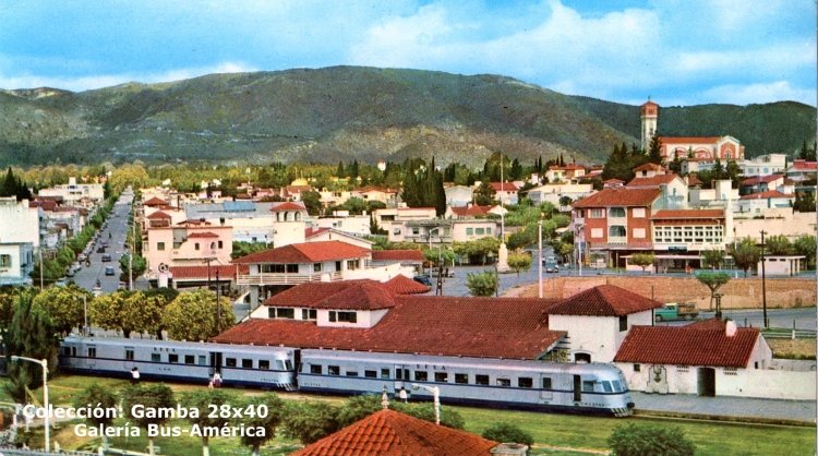 Ganz C-4 (en Argentina) - E.F.E.A.
Tren de Las Sierras
Vista de una dupla, en la estación La Falda
(Datos de derecha a izquierda)

Fotografía: Copia de una tarjeta postal
Colección: Gamba 28x40
Palabras clave: Gamba / FFCC