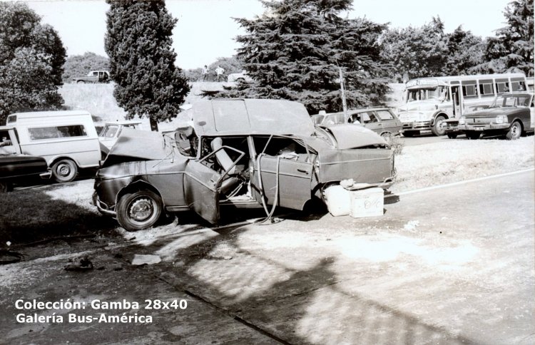 Mercedes-Benz LO 1114 - San Miguel - General Roca
Línea 21
Hay unas cuantas cosas que ya no son comunes de ver, la vieja General Paz, varios modelos de automóviles y el colectivo, en este caso un actor secundario de la imagen
Se aprecia la forma en que tenía la apertura la puerta izquierda en estos modelos

Fotografía: Autor desconocido
Colección: Gamba 28x40
Palabras clave: Gamba / 21