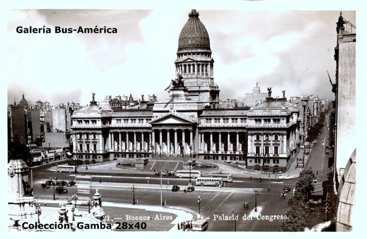 Leyland Olympic - M.C.W. (en Argentina) - T.B.A.
Una vista panorámica de la zona del Congreso, se aprecian varios sistemas de transporte, ómnibus, tranvía, trolebús, colectivo y podemos agregar el subterráneo. 

Copia de una tarjeta postal
Colección: Gamba 28x40
Palabras clave: Gamba / Leyland