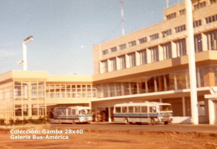 ¿M.A.N.? ¿DAF? - Incar
Curiosas unidades, aparentemente para el movimiento de pasajeros en el aeropuerto de Ezeiza.
Si alguno los recuerda, completamos los datos
(Datos de derecha a izquierda)

Fotografía: Autor desconocido
Colección: Gamba 28x40
Palabras clave: Gamba / air