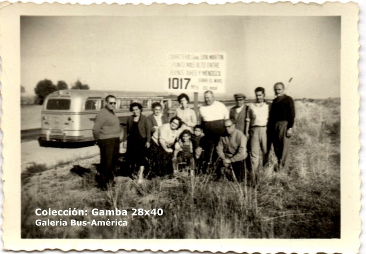 Volvo - El Halcón - Expreso Transportes Reconquista
Línea PP 10 (Prov.Buenos Aires, luego 338) - Interno 70

Seguramente en ablande, se ha tomado esta imagen en el hito que marca la mayor altura, sobre el nivel del mar, de la carretera entre Buenos Aires y Mendoza, 1017 metros

Fotografía: Autor desconocido
Colección: Gamba 28x40
Palabras clave: Gamba / Larga
