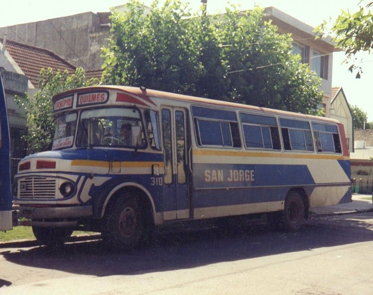 Mercedes-Benz LO 1114 - El Detalle - San Jorge
Interno 310

Fotografía: Gonzalo Castro
Archivo: Osvaldo Abner
Gestión: Pablo Olguín
Palabras clave: Gamba / S Jorge