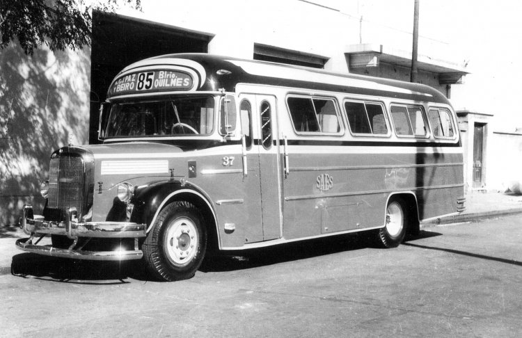 Mercedes-Benz LO 911 - El Indio - S.A.E.S.
Línea 85 - Interno 37

Foto: Gregory Aslangulian
Archivo: Pablo Olguín
Palabras clave: Gamba / 85
