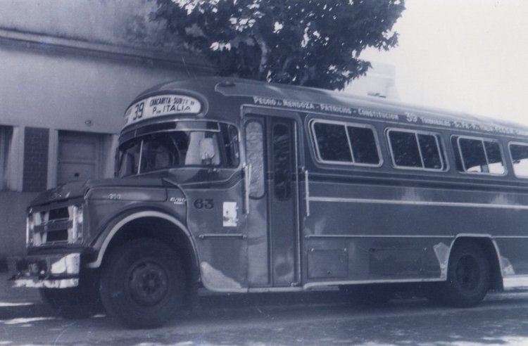 Chevrolet C/50 - Luna - Transportes Santa Fé
Línea 39 (Buenos Aires) - Interno 63

Foto: Gregory Aslangulian
Archivo: Osvaldo Abner
Gestión: Pablo Olguín
Palabras clave: Gamba / 39