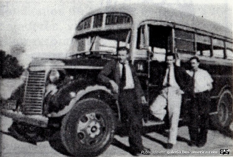 Chevrolet (G.M.C.) - La Industria - Línea 108
Línea 108 - Interno 18
Fotografía de tiempos fundacionales de esta desaparecida empresa, se advierte en el cartel de destinos "Chacarita", el otro era Villa Devoto. Tiempo después iría ampliando su recorrido, primero a la zona de Villa Real, más tarde llegaría a Liniers, mientras en la otra punta, Humboldt y Santa Fé, Plaza Italia, Las Heras y Lafinur y por último Retiro.

Fotografía: Enrique Wonner
Publicada en: Revista "Estación Km 3,160", de la Junta de Estudios Históricos de Villa Real
Palabras clave: Gamba / 108